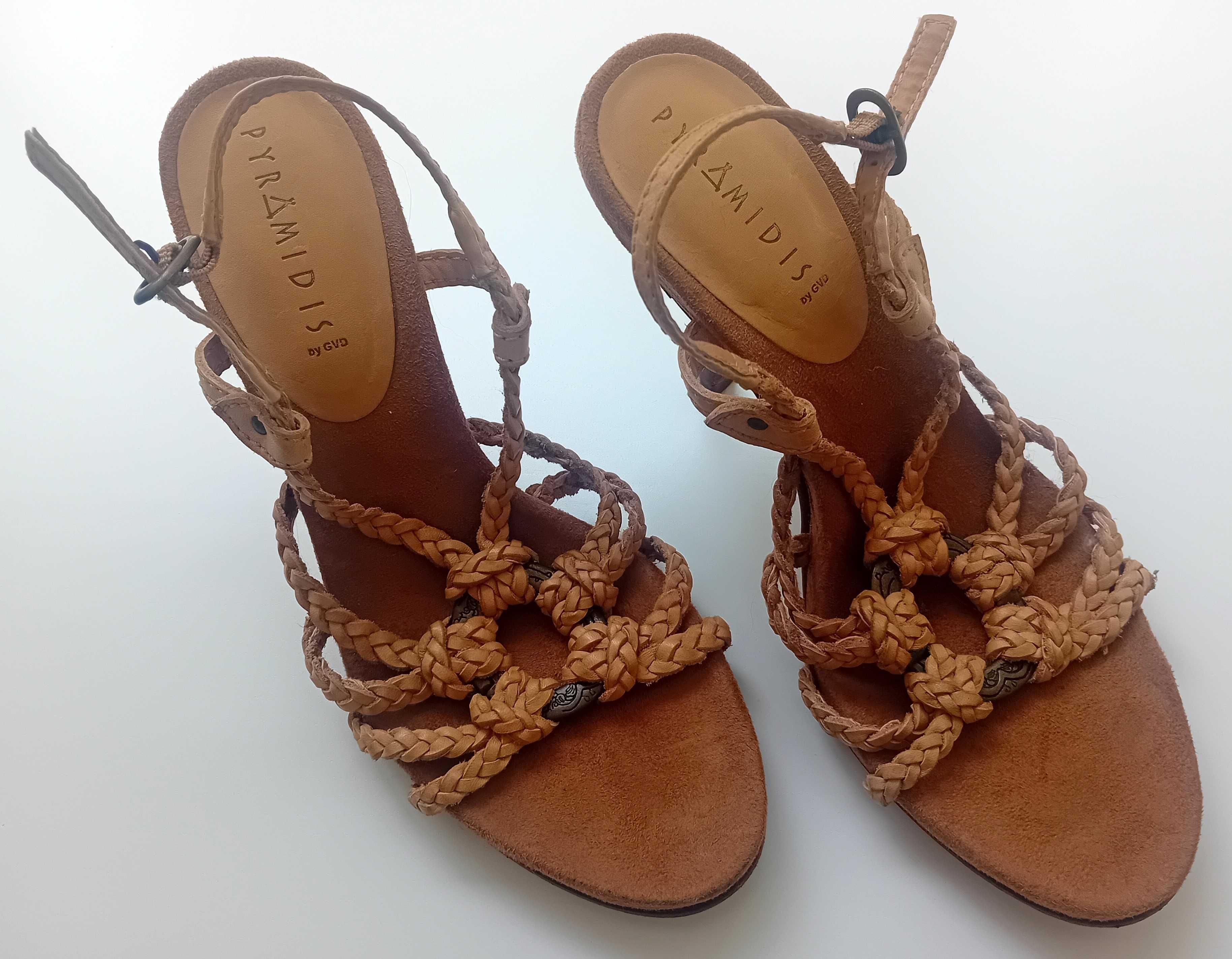 Sapatos de pele, nº 37, usados uma vez, rigorosamente impecáveis