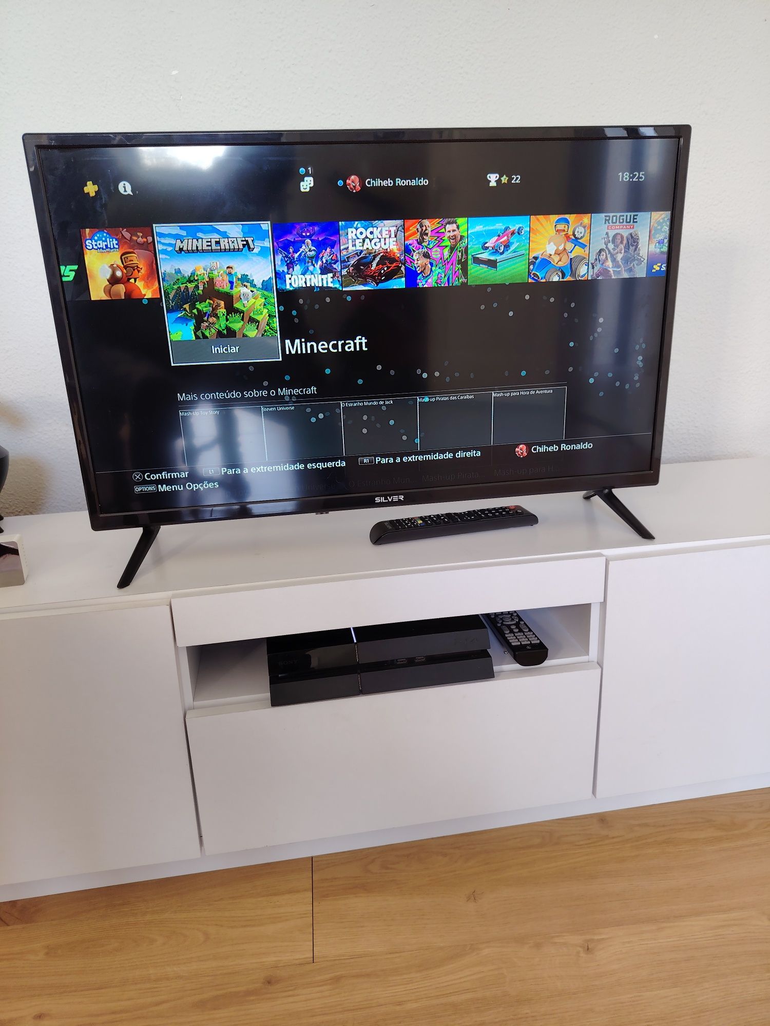 Ps4 com um comando, cabos e jogos baixados