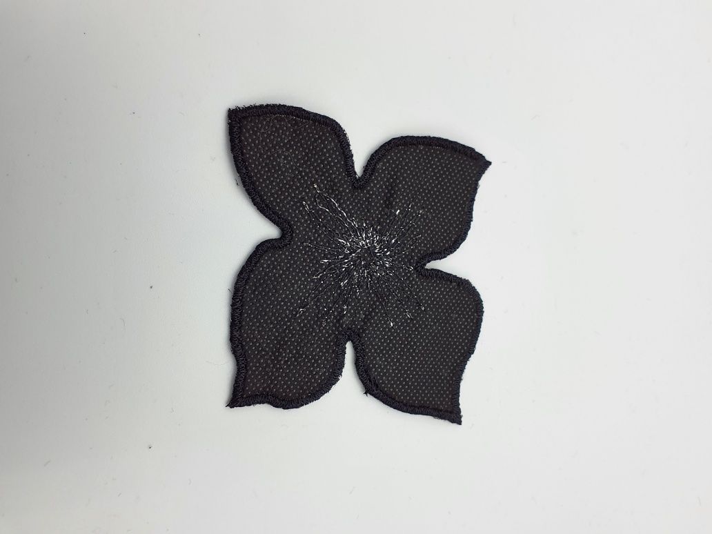 Naszywka aplikacja czarny kwiat ze srebrnym