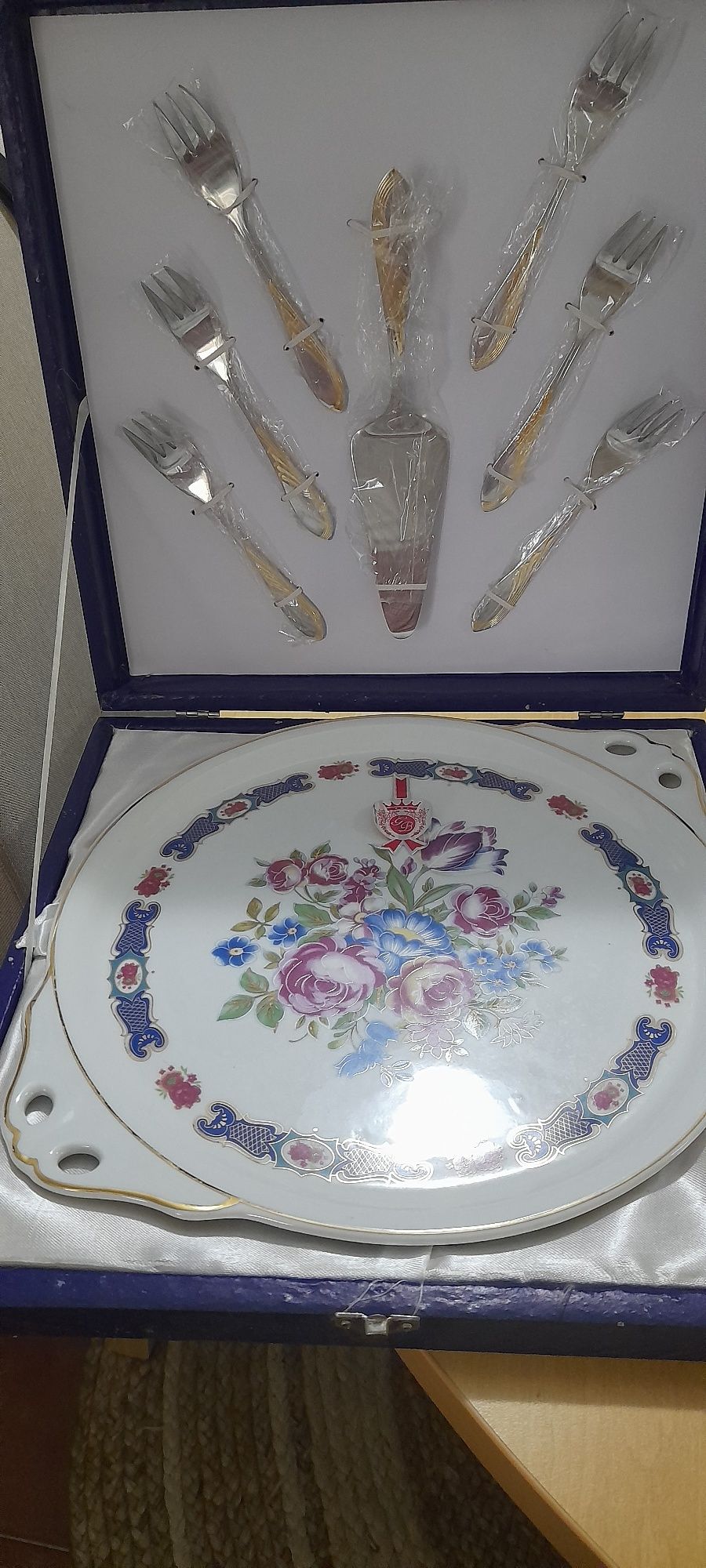 Conjunto de prato e talheres para bolo