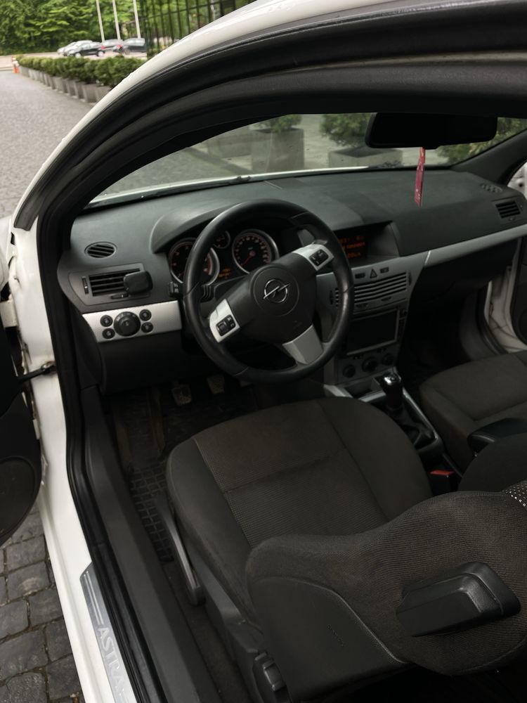 Opel Astra 2010 року