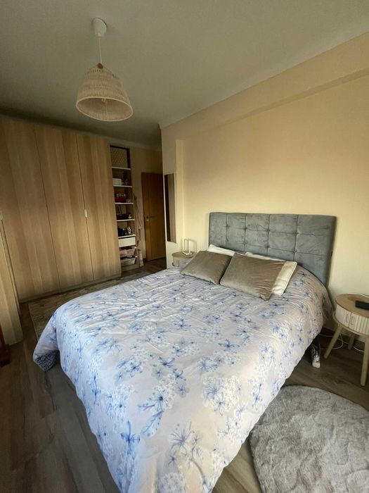 Cama Sommier em Veludo Cinza com Colchão