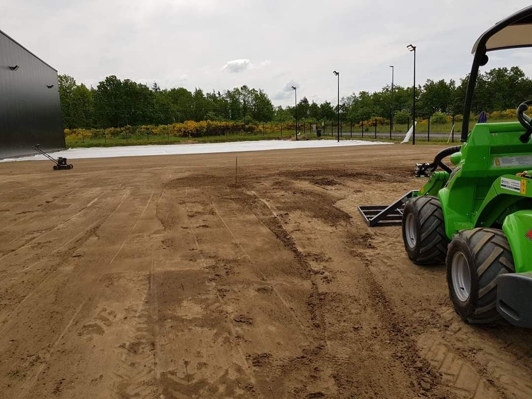 Zakładanie trawników, prace ogrodnicze, niwelacja terenu