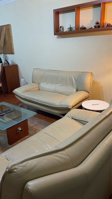 2 sofas em pele genuina