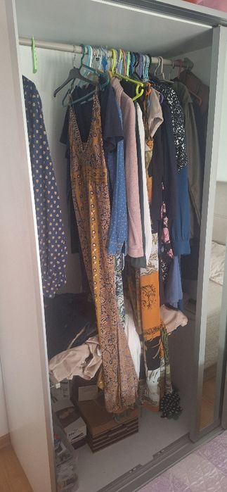 Roupeiro com portas deslizantes e vidro embutido