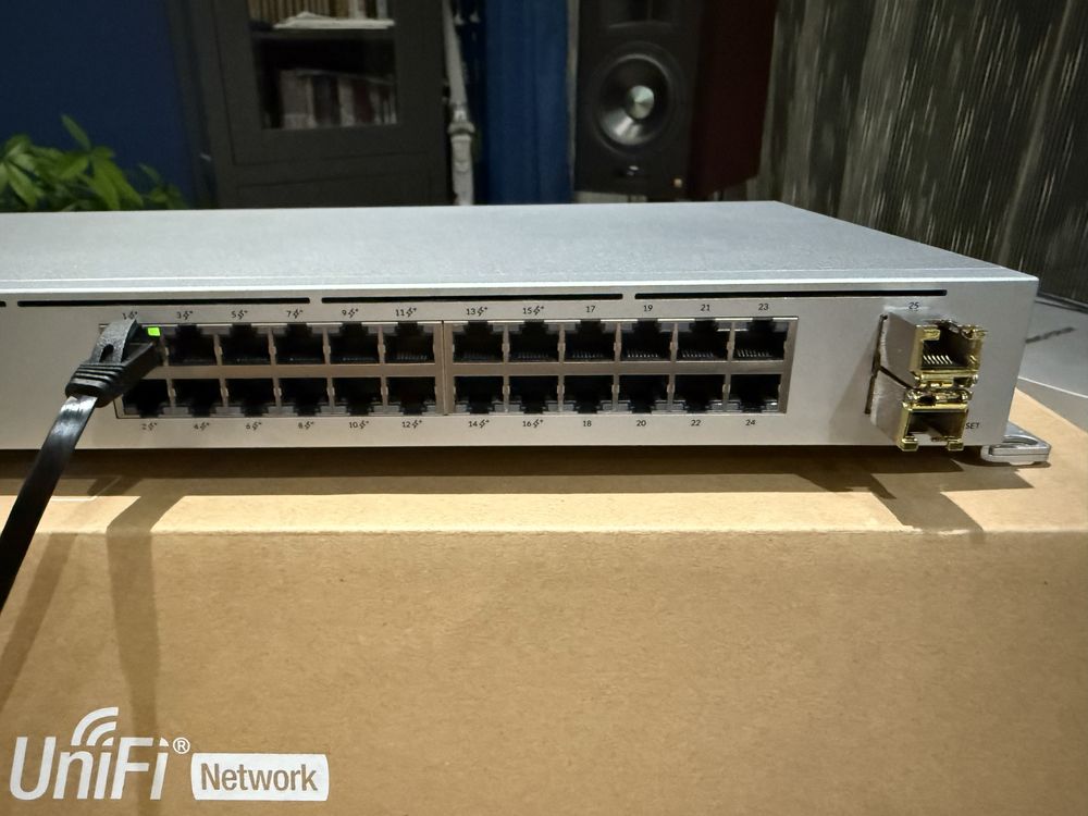 Swtich Ubiquiti USW-24-POE + 2 x wkładka SPF Stan jak nowy GW 30 dni