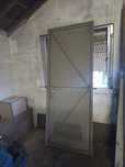 Porta de ferro com fechadura funcional