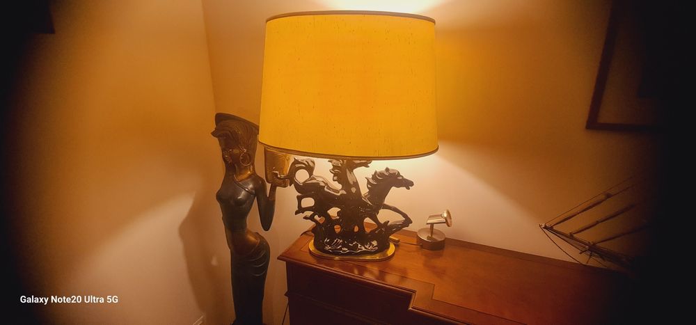 Candeeiro com figuras de cavalo. Muito bonito.