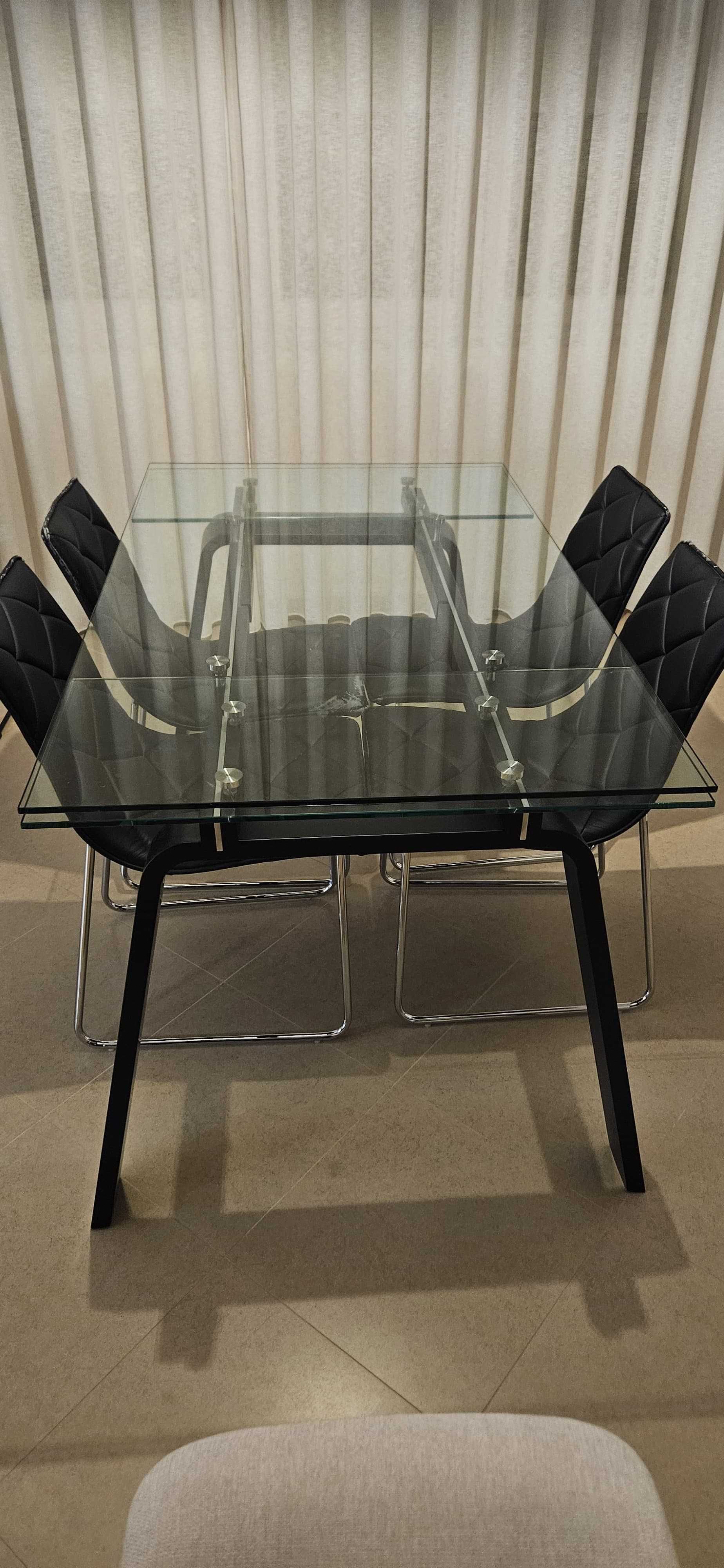 Cadeiras de mesa de jantar.