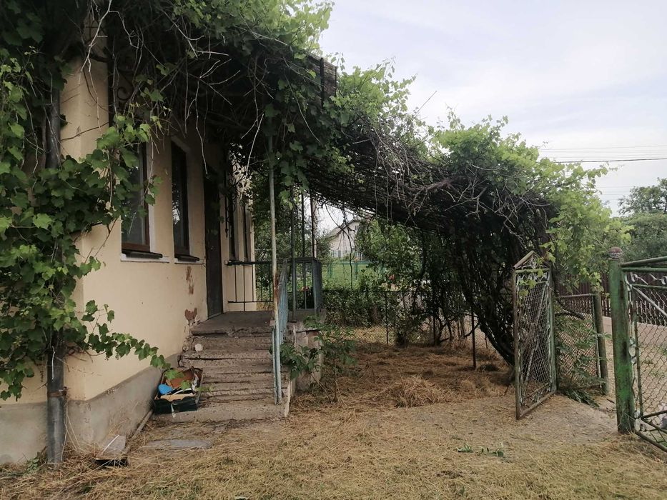 Терміново продаю земельну ділянку з будинком