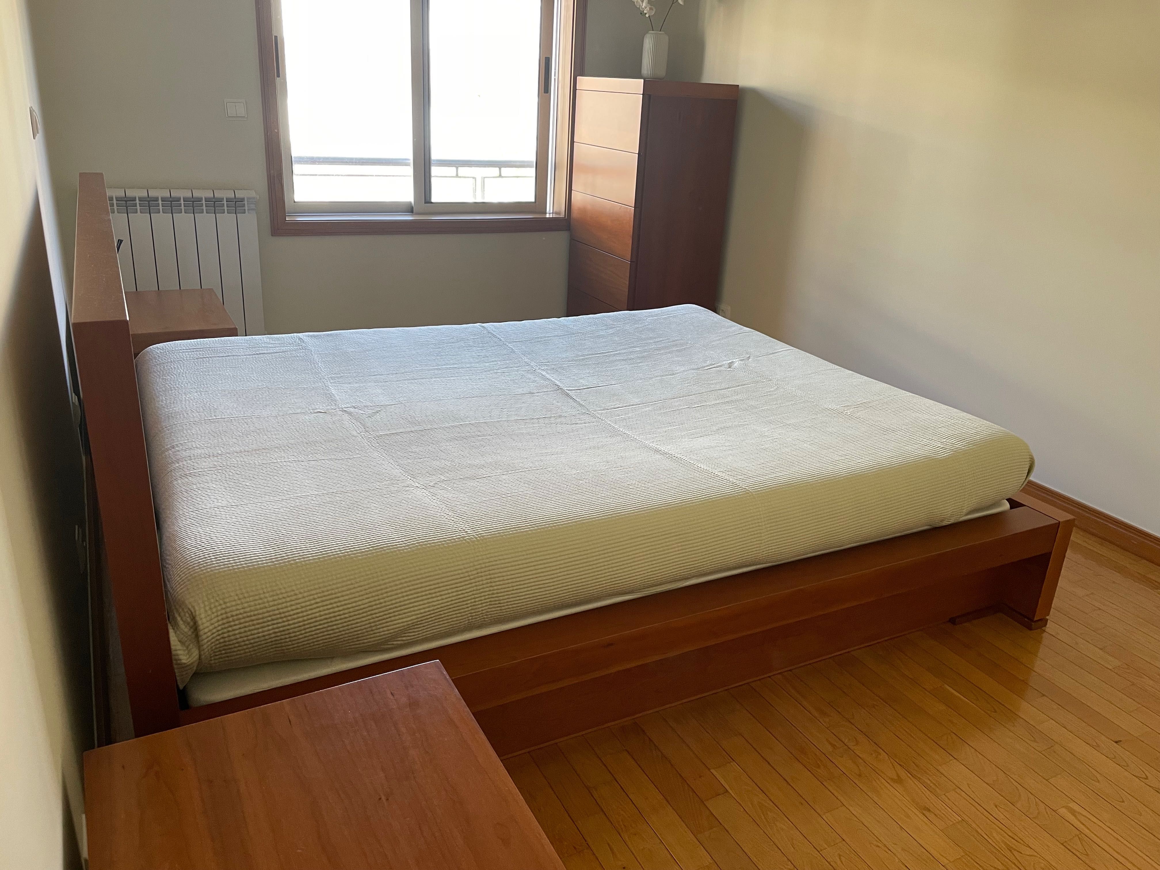 Mobilia de quarto cerejeira. Cama com arrumação