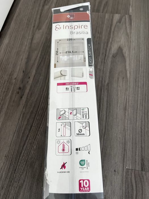 Estore de rolo. Comprado ha um ano.