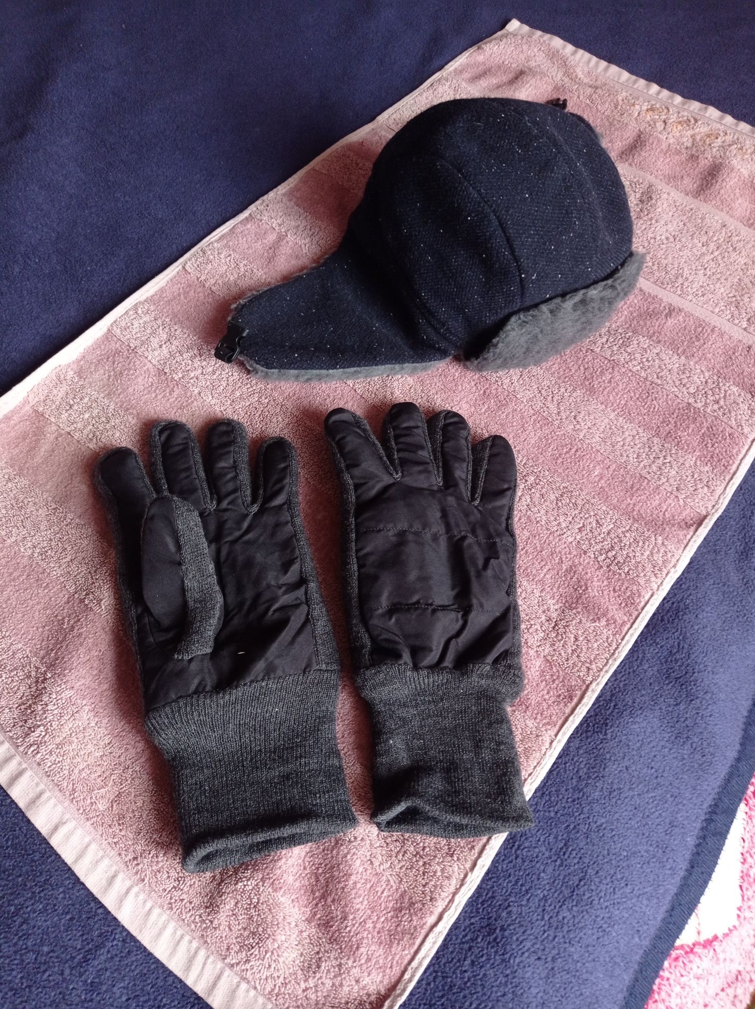 Зимняя шапка, перчатки.