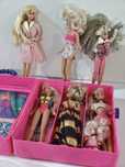 Mala com várias bonecas Barbie