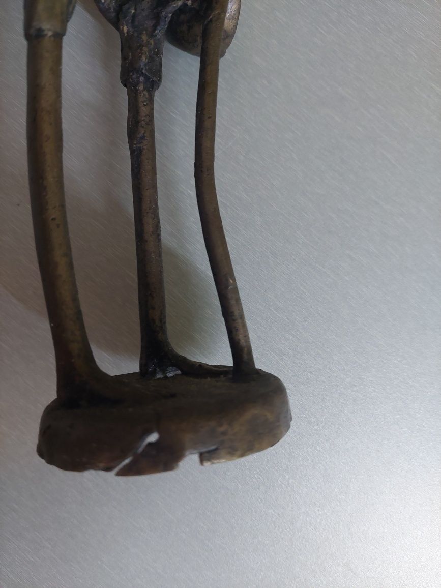 Figura escultura antiga em metal