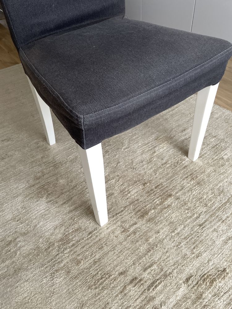 Krzesło Ikea Bergmund białe i szare pokrycie