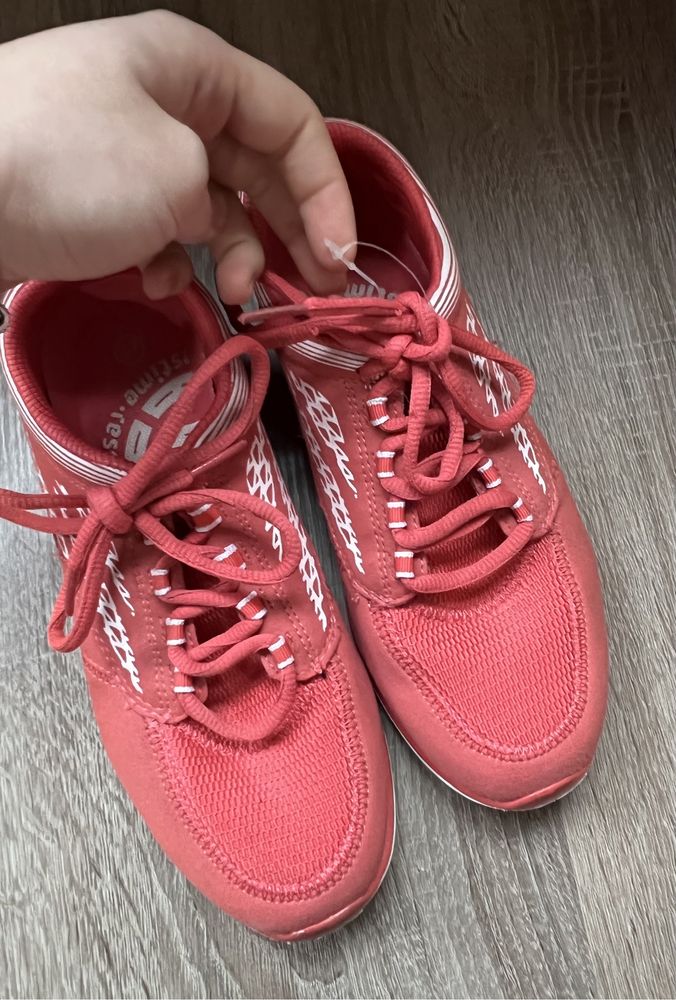 Рожево-червоні кросівки 37 розміру. Нові.
