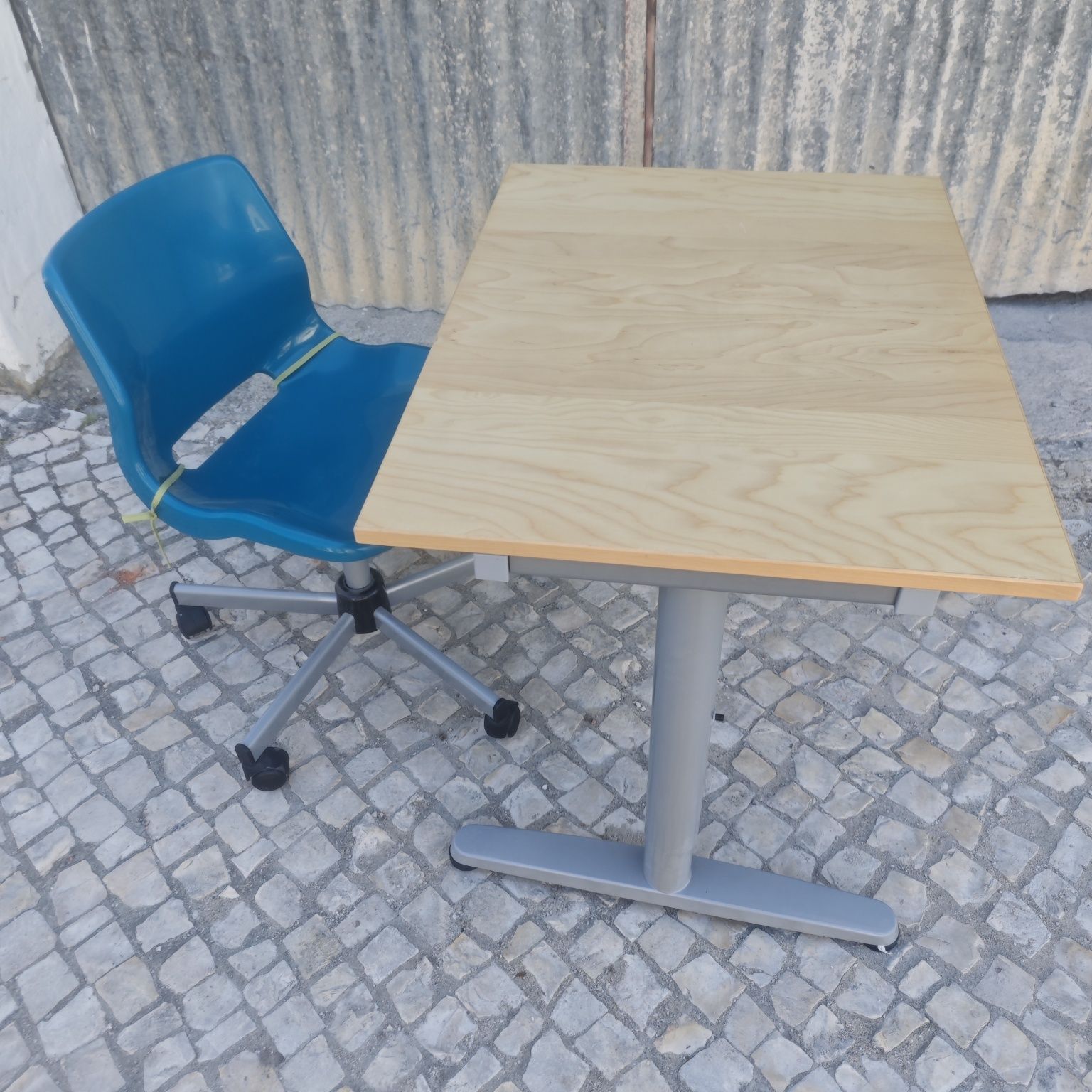Mesa com vários níveis de altura sem cadeira
