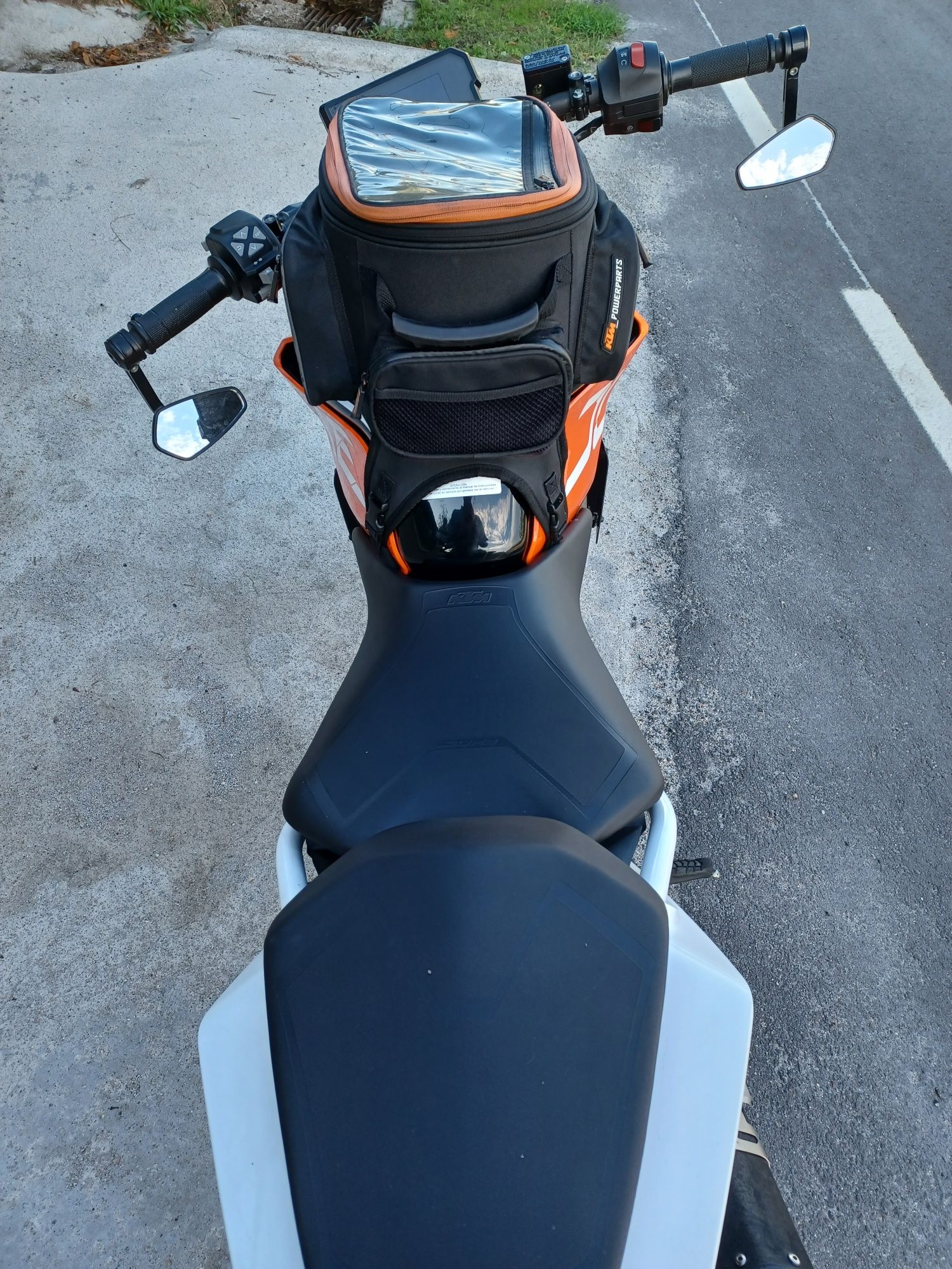 Ktm Duke 390 com mochila