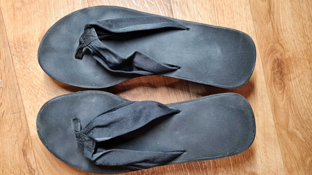 Чорні шльопанці Victoria's Secret