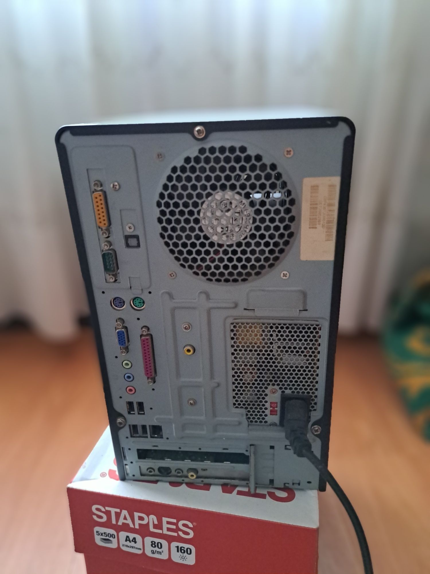 Computador de Torre ASSUS ,não  necessito dele é antigo mas funciona,