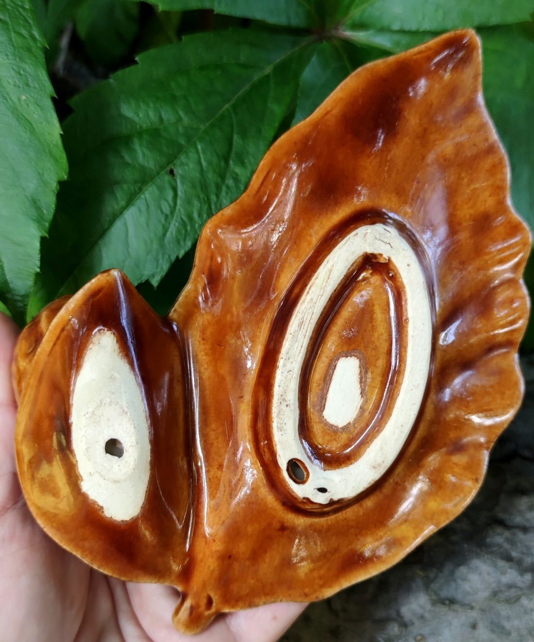 Popielniczka ceramiczna liść z fajka. Szkliwiona prl