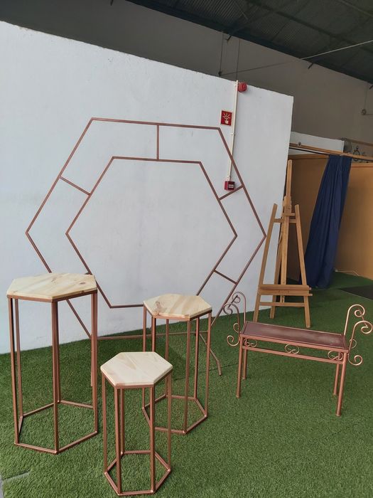 Arco, mesas e banco de decoração