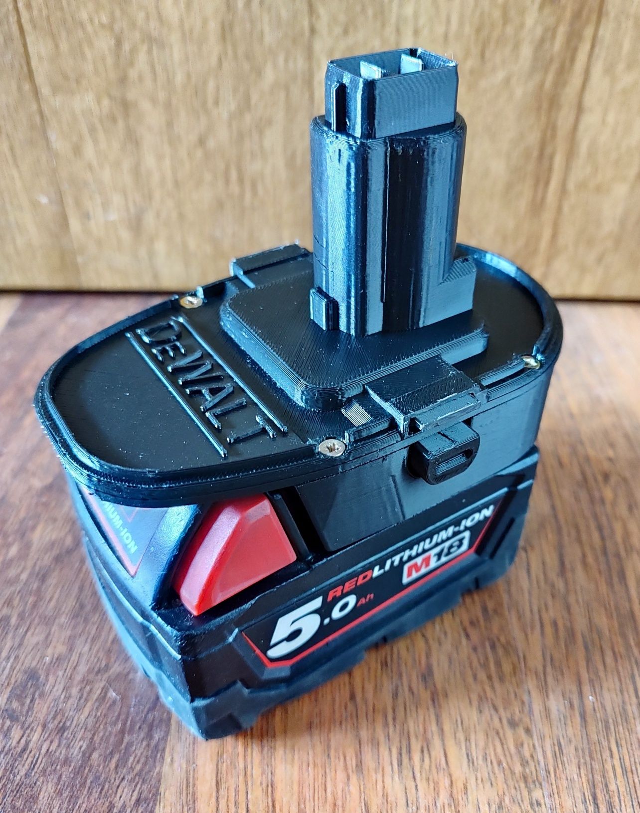 Adapter DeWalt stary Ni-Cd (XRP) na baterie Milwaukee M18