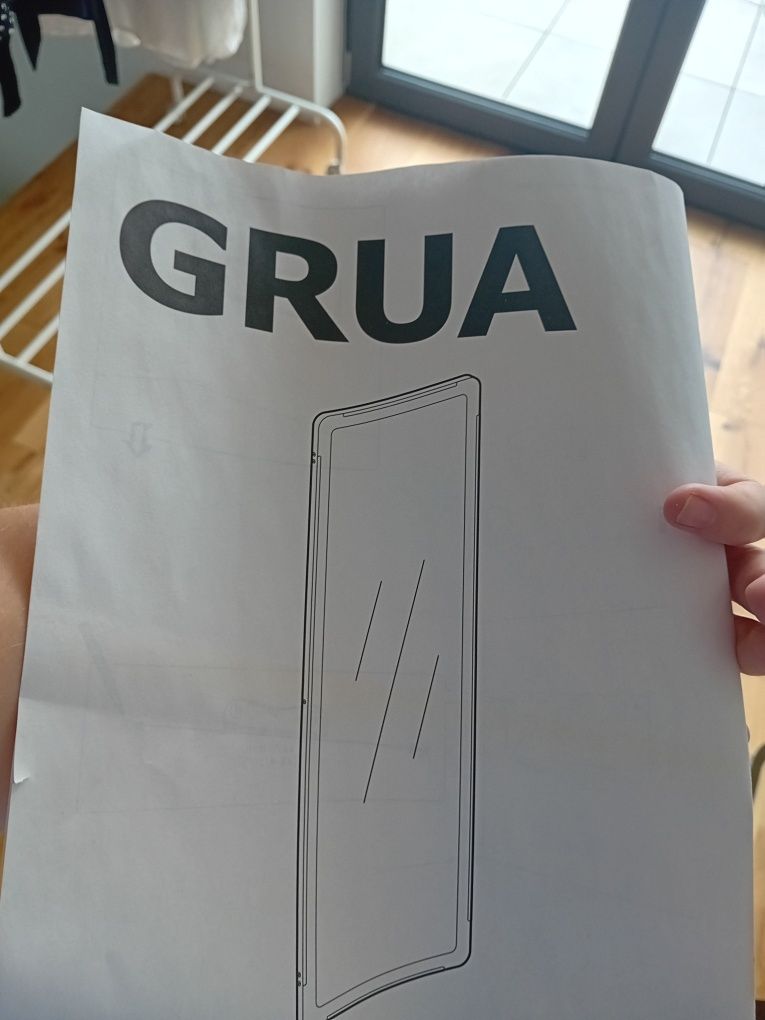 Czarne wiszące lustro na ścianę  GRUA IKEA