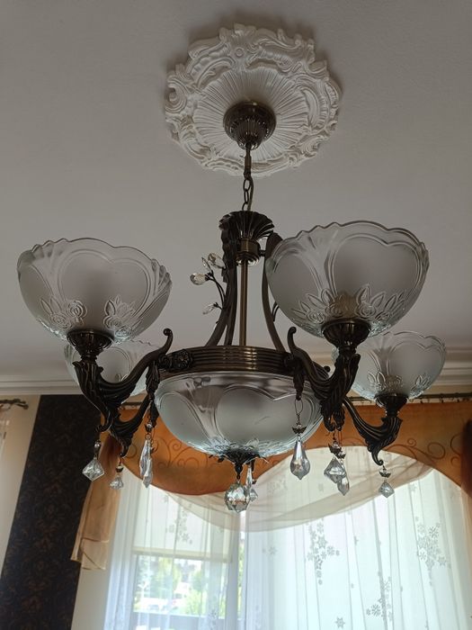 Duży żyrandol do salonu z kryształami