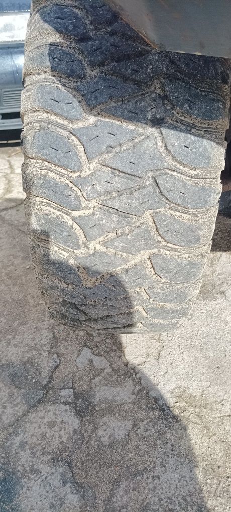 4 Pneus 33x12.50R15 usados a 50 %