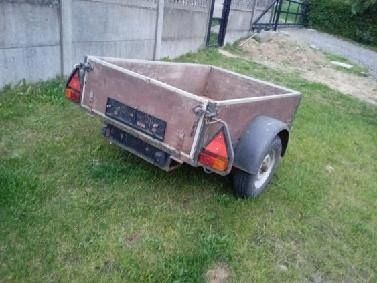 Przyczepa z hamulcem