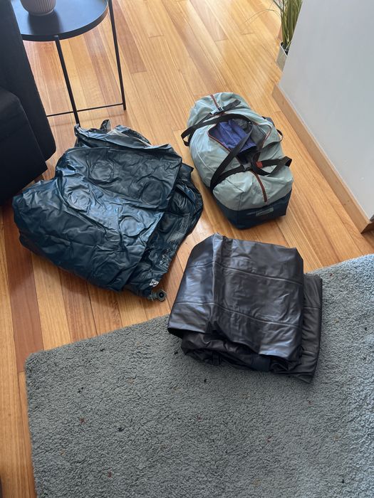 2 colchões de ar e uma barraca para 4 lugares