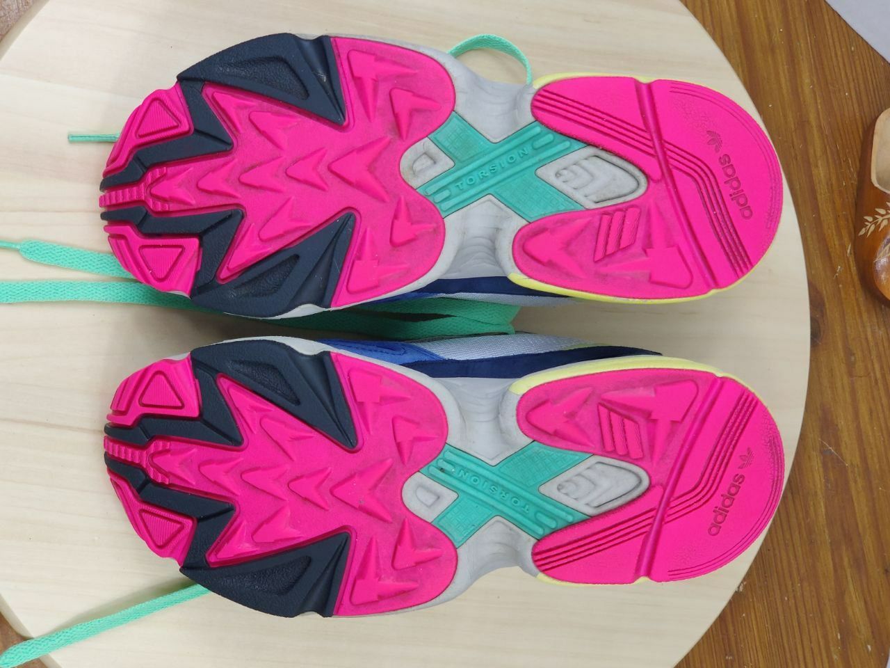 Buty r.36 Adidas Falcon BB9174 damskie zamszowe