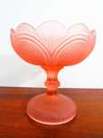 Taça em vidro rosa, em muito bom estado. 
Medidas:
16 cms altura x 16