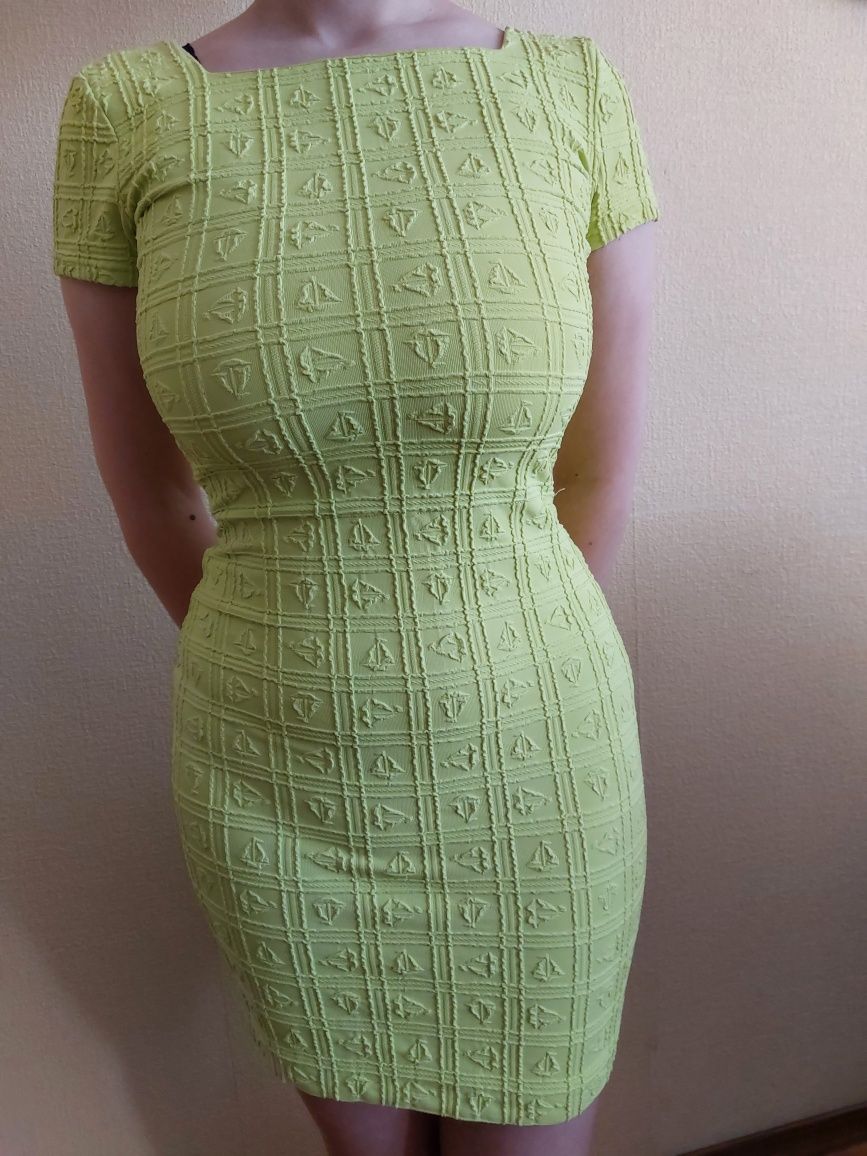 Sukienka letnia zielona z wycięciem na plecach