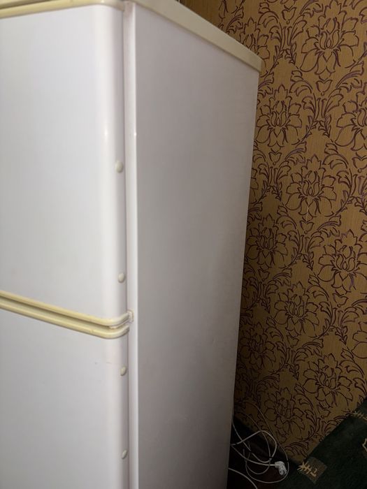 Холодильник 2-х камерный .