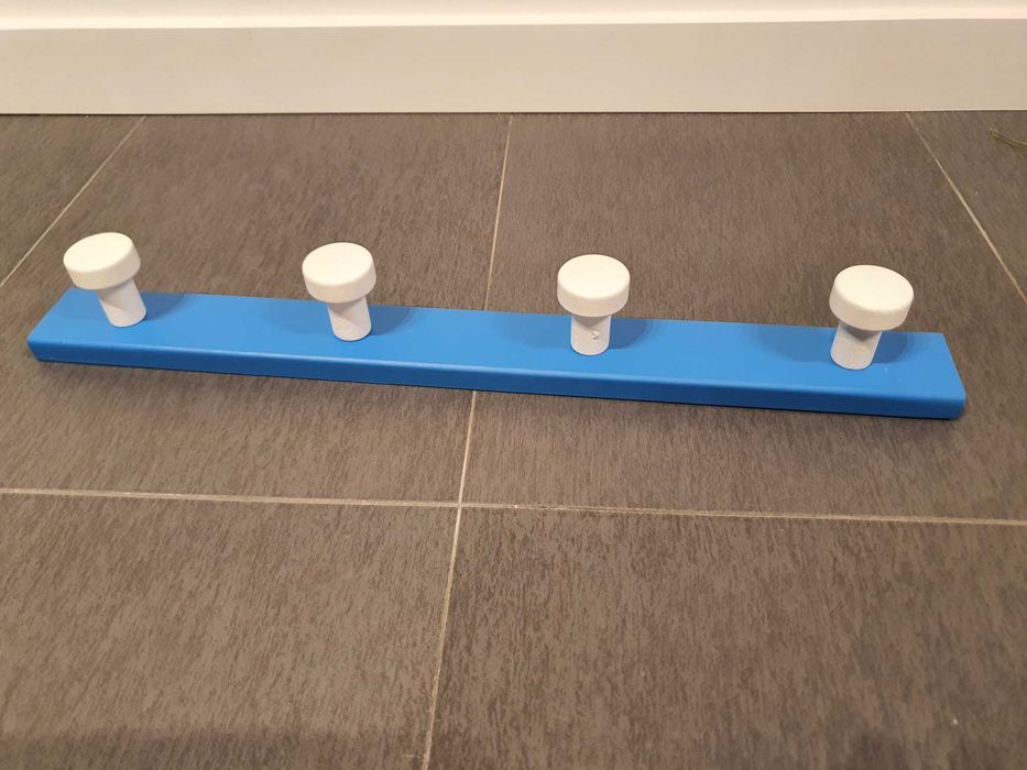 Cabide azul e branco