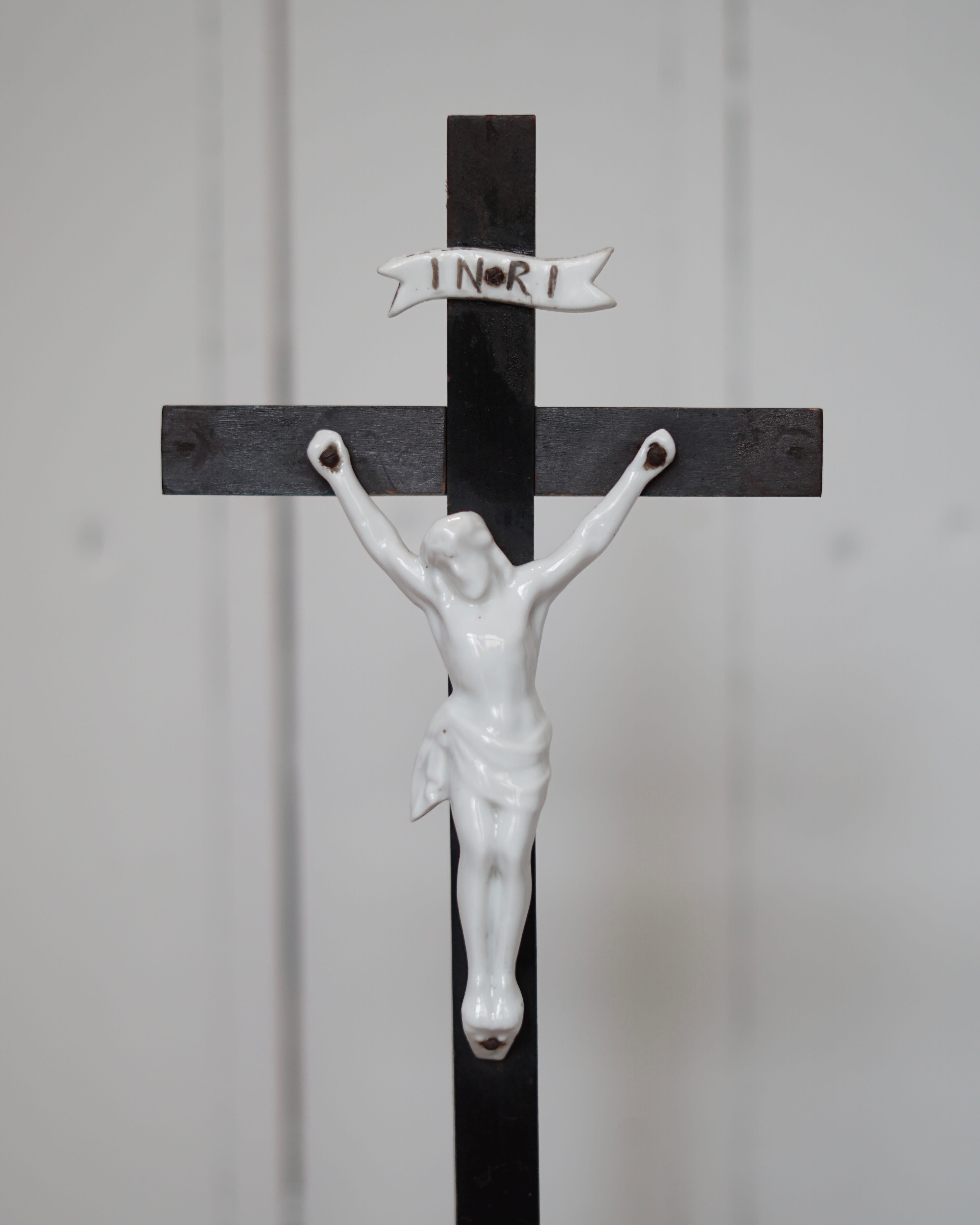 Stary porcelanowy drewniany krucyfiks krzyż
