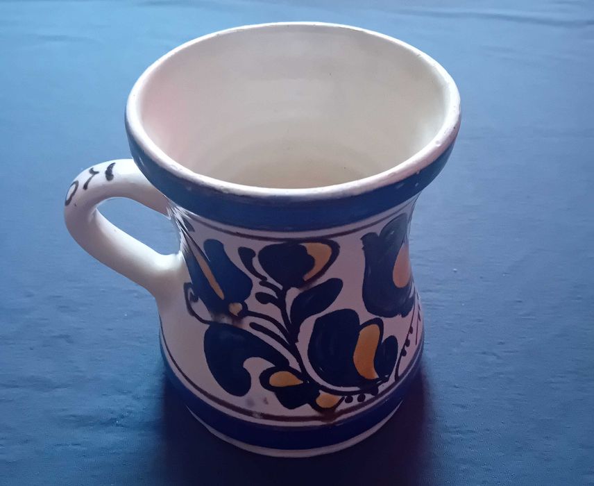 Ceramiczny ręcznie malowany kubek - kufel Korond, z podpisem zdobnika.