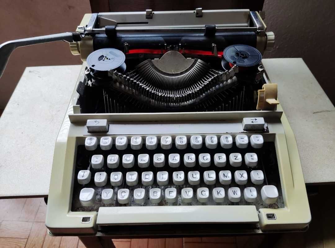 Máquina de Escrever Antiga e a funcionar com caixa de protecção