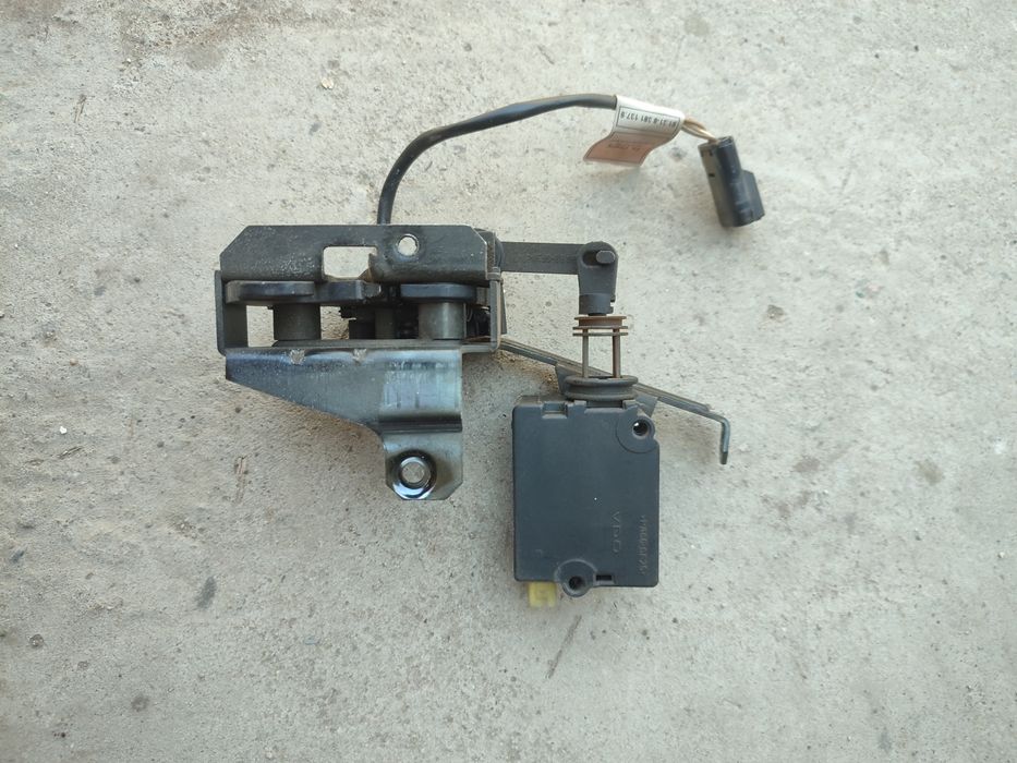 Продам замок стекла задней Ляды багажника на BMW e39 touring