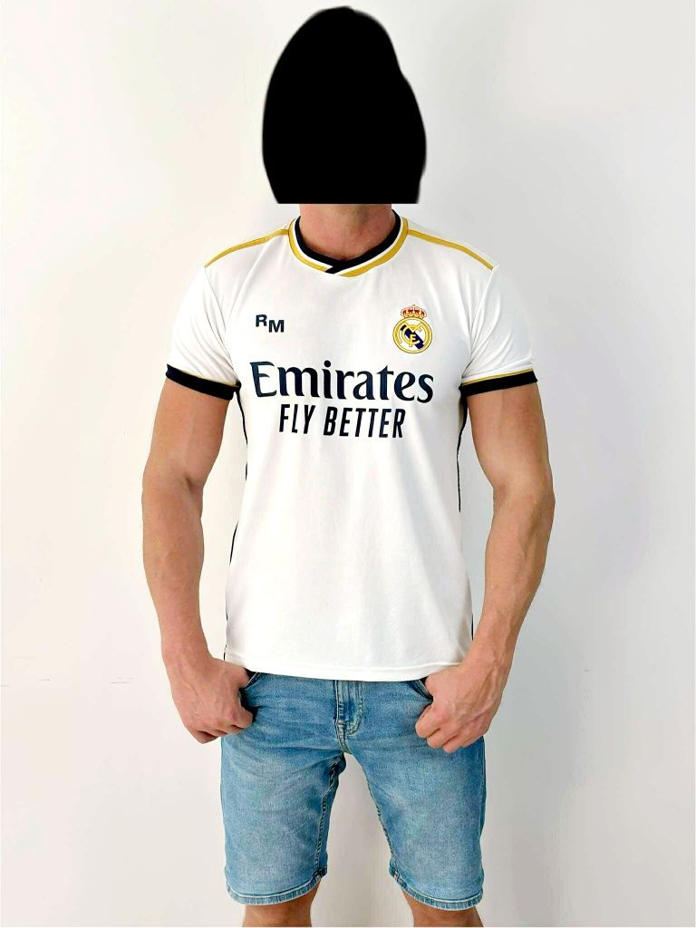 Real Madryt t-shirt męski S
Rozmiar S 
kolor:biała granatowy 
Stan:bar