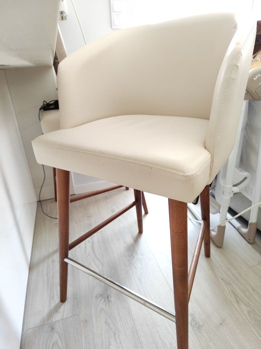 Conjunto duas cadeiras altas de ilha bar madeira nogueira