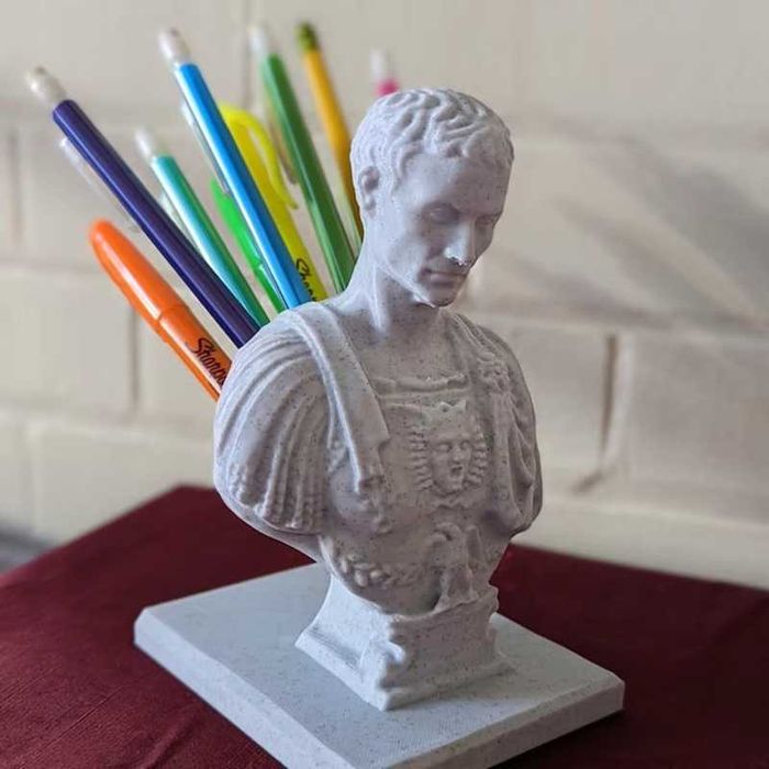 EPICKA Figurka Dekoracja 2w1 Z Otworami Na Ołówki Juliusz Cezar