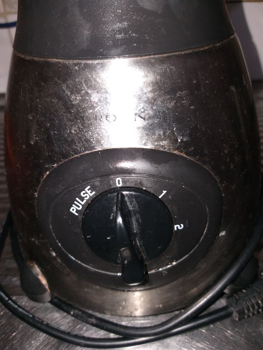 Liquidificador CROWN copo de vidro 1 litro impecável.