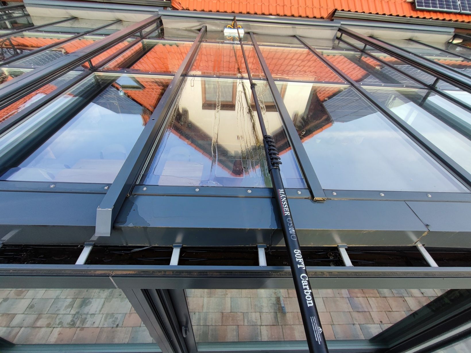 Mycie paneli fotowoltaicznych PV okien fasad woda deminerwlizowana