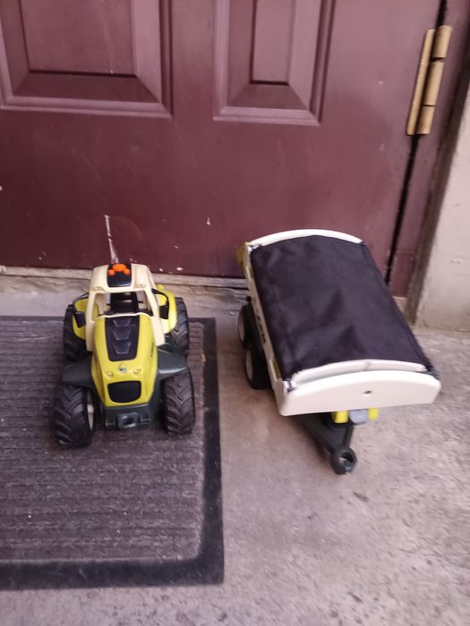 Zabawka traktor z dwoma przyczepami i pługiem śnieżnym