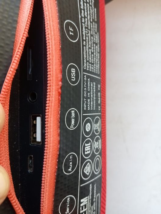 Блютуз колонка JBL состояние хорошее все работает.