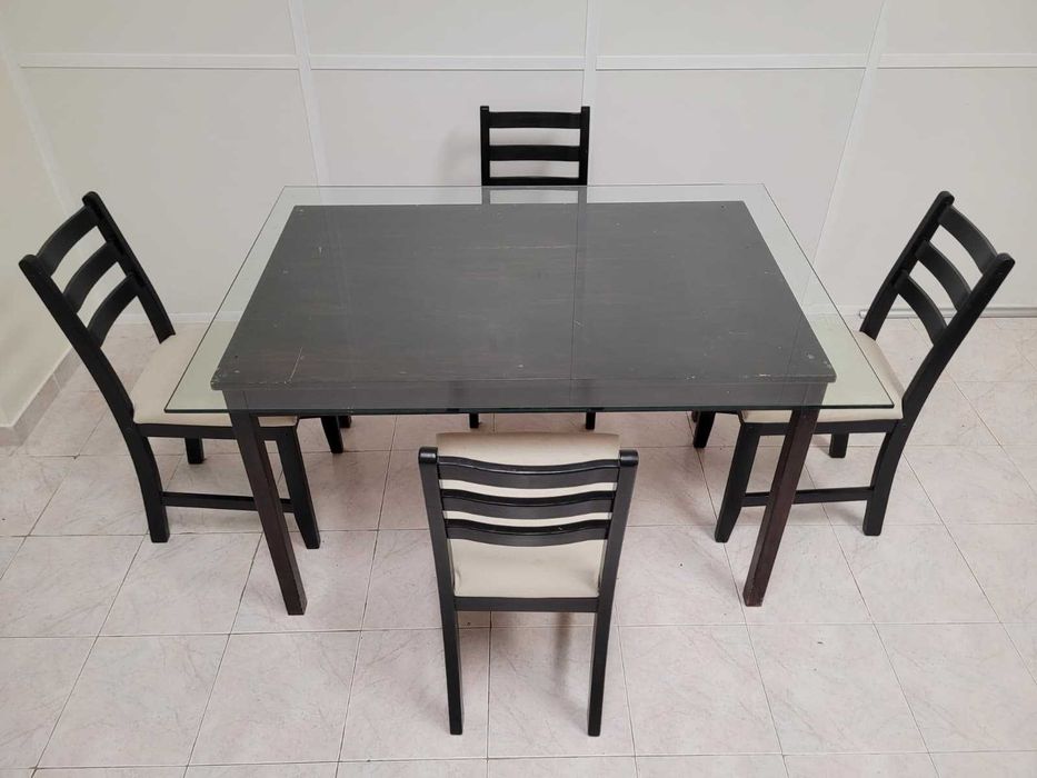 Sofá, mesa com 4 cadeiras, mesa de centro 44x60x120 .